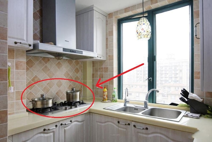 Bếp và bàn thờ đối nghịch nhau là điều cực kỳ không tốt