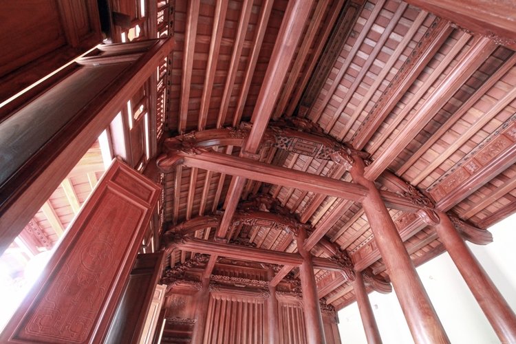 Xà nhà bằng gỗ chắc chắn    
