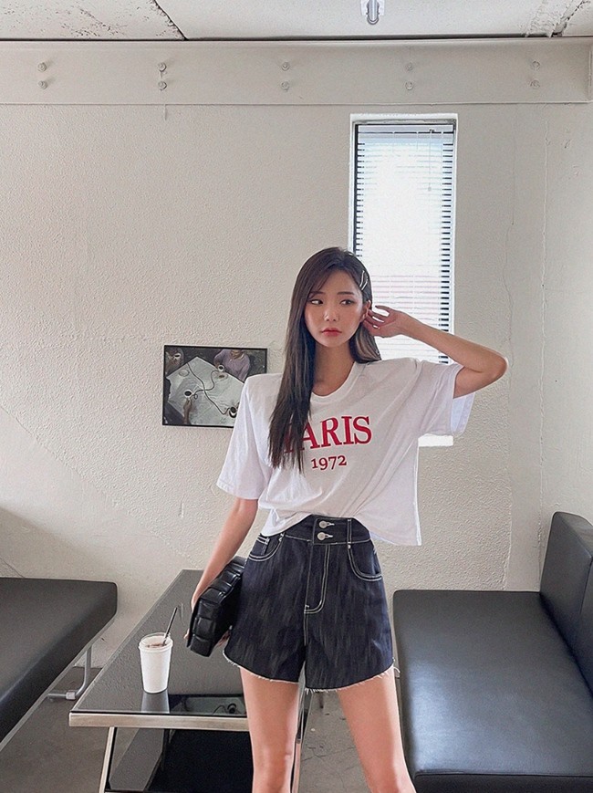 Mix áo phông, sơ mi với quần short jeans cũng là cách nhanh nhất giúp vóc dáng của bạn trở nên hài hòa với vòng eo thon hơn, đôi Shbet888 phiên bản mới nhất hơn. 