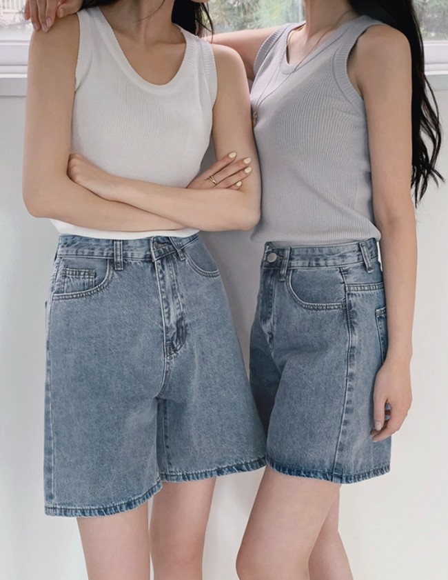 Để diện áo ba lỗ với quần short jeans, bạn có thể sơ vin gọn nếu là áo dáng ôm hoặc bỏ ngoài quần nếu chọn áo rộng rãi kiểu babydoll. 