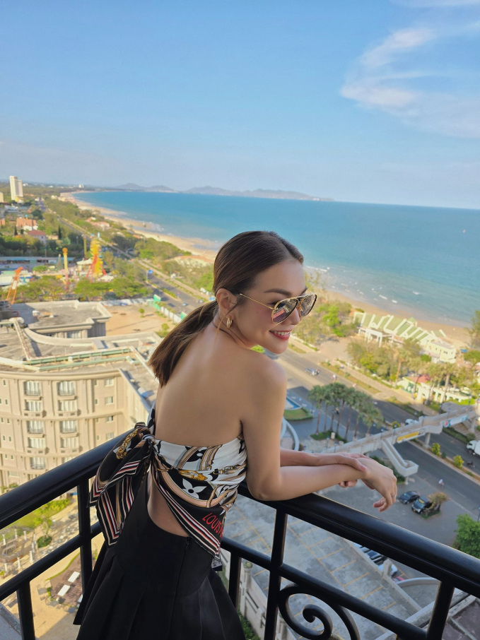 Thanh Hằng đã kết hợp mẫu áo độc đáo với chân váy ngắn để tạo nên bộ Shbet999 com đăng nhập tươi trẻ, ngọt ngào. Set đồ trên rất phù hợp với những chuyến đi biển mùa hè, chị em đừng bỏ qua.    