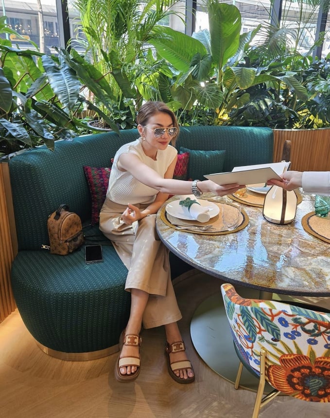 Set áo trắng dệt kim và quần màu be trang nhã, dễ áp dụng, phù hợp với những buổi đi dạo phố hay các chuyến du lịch mùa hè.     
