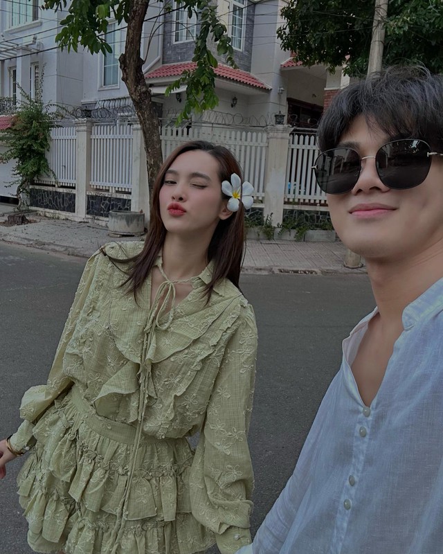 Mẫu váy màu xanh quả bơ của Quỳnh Lương có sự trẻ trung, ngọt ngào. Các nàng kết hợp phụ kiện màu trung tính để không tạo cảm giác rối mắt, 