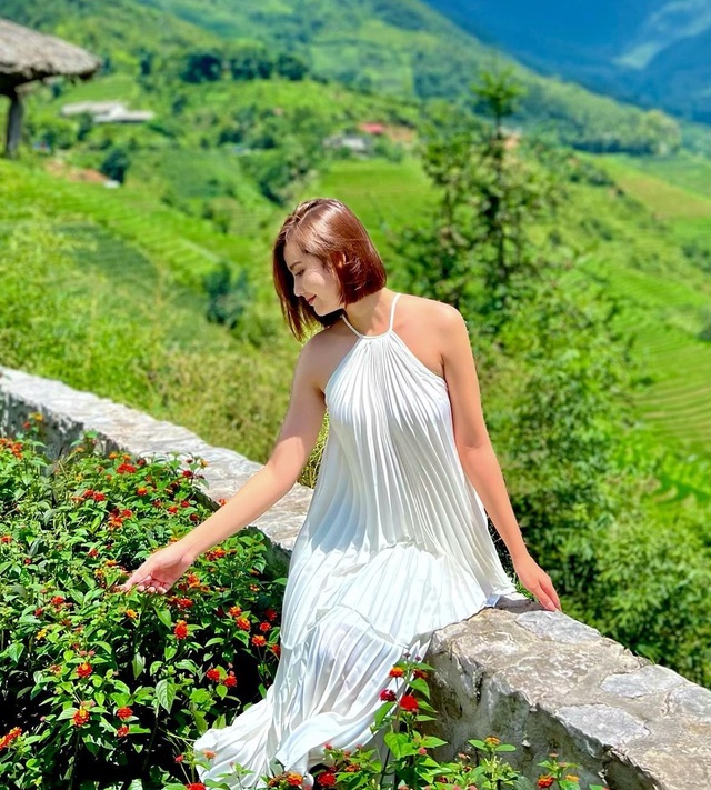 Váy yếm của Huyên Lizzie giúp tôn lên nét nữ tính và quyến rũ của người diện. Huyền Lizzie cũng chứng minh rằng váy trắng lên hình sống ảo rất xinh chứ không hề nhạt nhòa.    