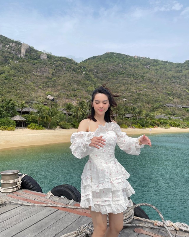 Quỳnh Lương cho cho mình kiểu váy này nổi bật, nữ tính nhưng cũng không kém phần sang chảnh, yêu kiều. Với thiết kế váy điệu đà trên, chị em chỉ cần mix với vài món phụ kiện đơn giản thôi vẫn đẹp.     