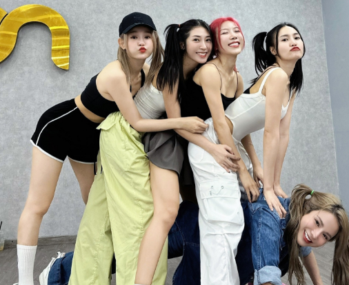 Từ khi công bố debut, nhóm LUNAS gồm 5 Chị Đẹp Lan Ngọc, Trang Pháp, Diệp Lâm Anh, Huyền Baby, Khổng Tú Quỳnh luôn nhận được sự chú ý. Thế nhưng thời gian qua, nhiều fan phát hiện Diệp Lâm Anh vắng mặt trong một số lần nhóm tụ họp chung. Vì vậy, mạng xã hội còn râm ran tin đồn và nghi vấn nhóm 