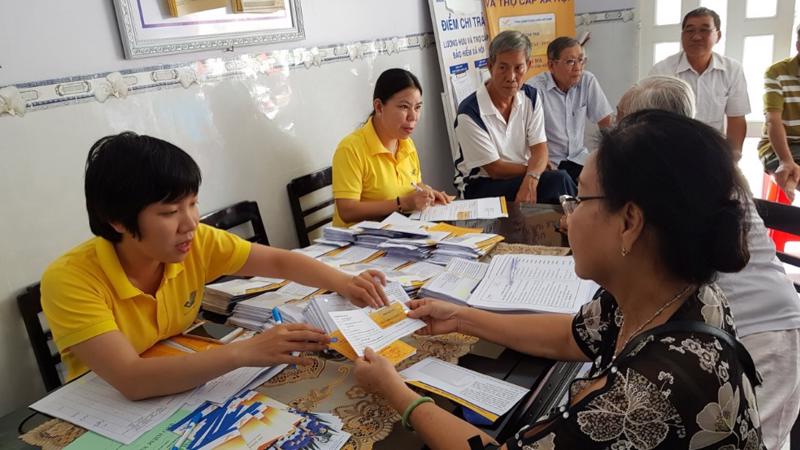 Hướng dẫn nhận lương hưu, trợ cấp xã hội từ bưu điện qua ngân hàng năm 2024