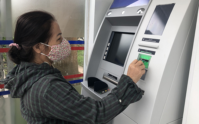 Nhiều tiện ích khi nhận lương hưu, trợ cấp BHXH qua thẻ ATM