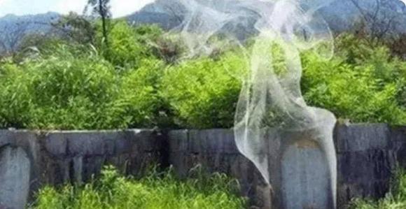 Mây xuất hiện trên nghĩa trang    