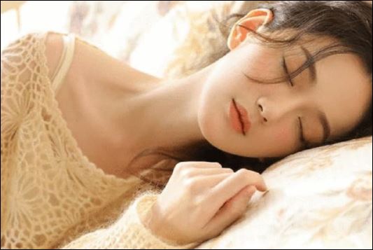  Có lẽ bạn nên biết sớm hơn rằng cô ấy đã dành sự dịu dàng cho người khác. (ảnh minh họa)