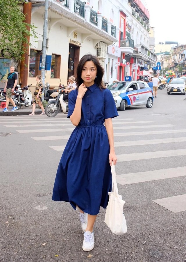 Váy sơ mi màu xanh với điểm nhấn ở eo