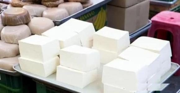 Đậu phụ quá trắng thường là dấu hiệu đầu tiên cảnh báo về chất lượng không đảm bảo.