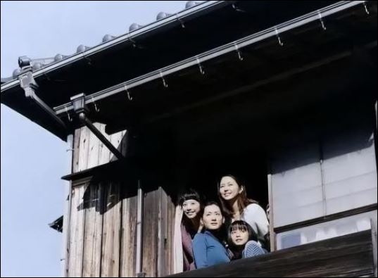  Qua đó ta thấy rằng, con cháu chính là phúc đức, là món quà quý từ trời cao, cũng là nguồn hy vọng của gia tộc. (ảnh minh họa)