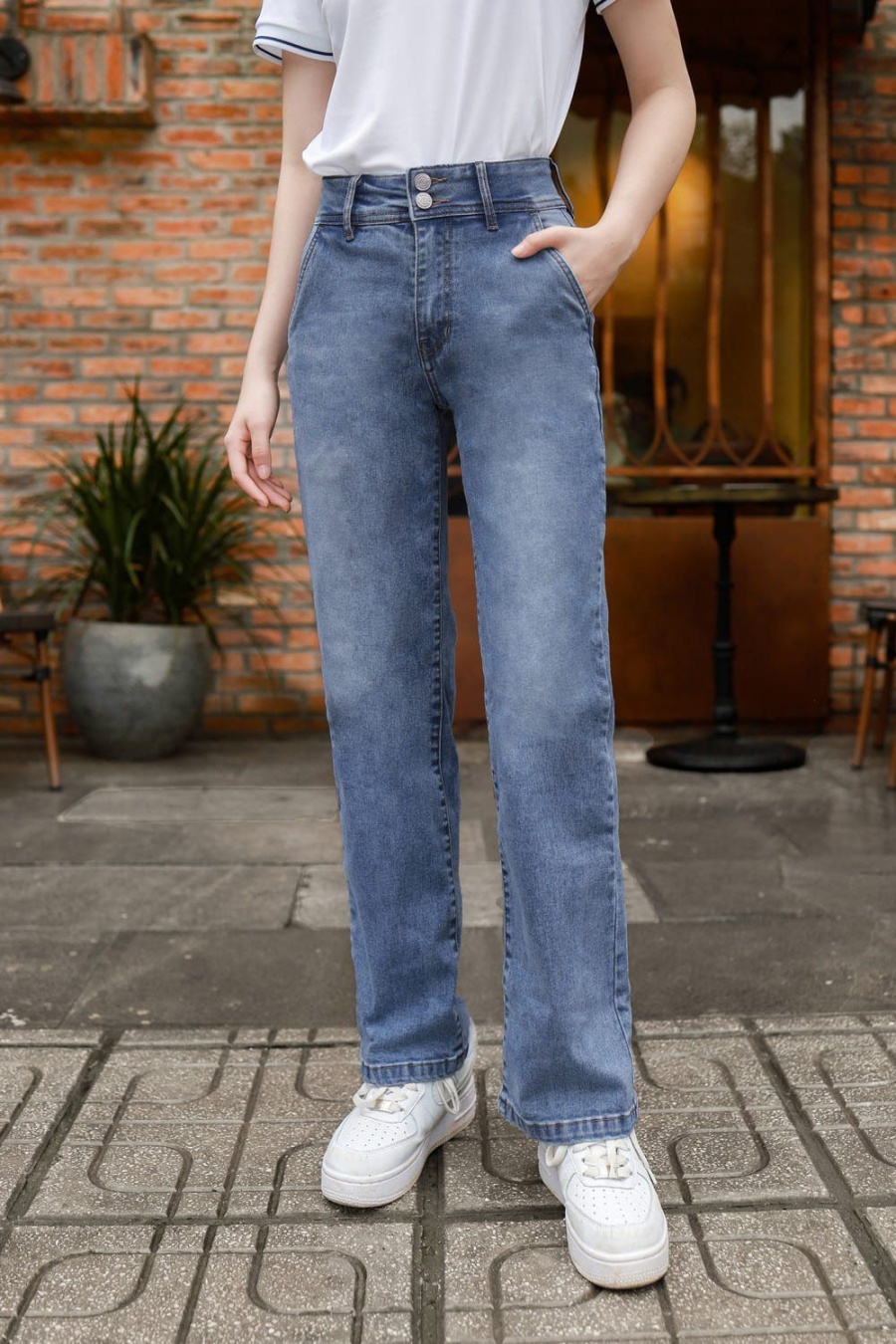 Quần jeans ống đứng nổi bật với kiểu dáng ôm vừa phải, tạo cảm giác thoải mái mà vẫn giấu đi những phần Sh88bet đăng ký miễn phí không hoàn hảo