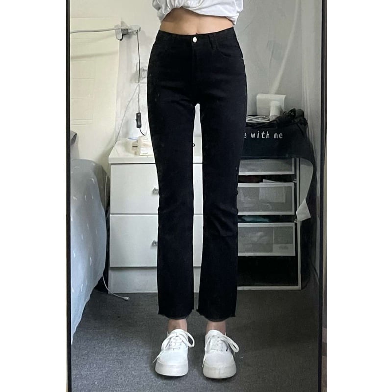 Quần jeans màu đen đang là một điểm nhấn trong làng thời trang năm 2024, phù hợp với cả những người trên 40 tuổi