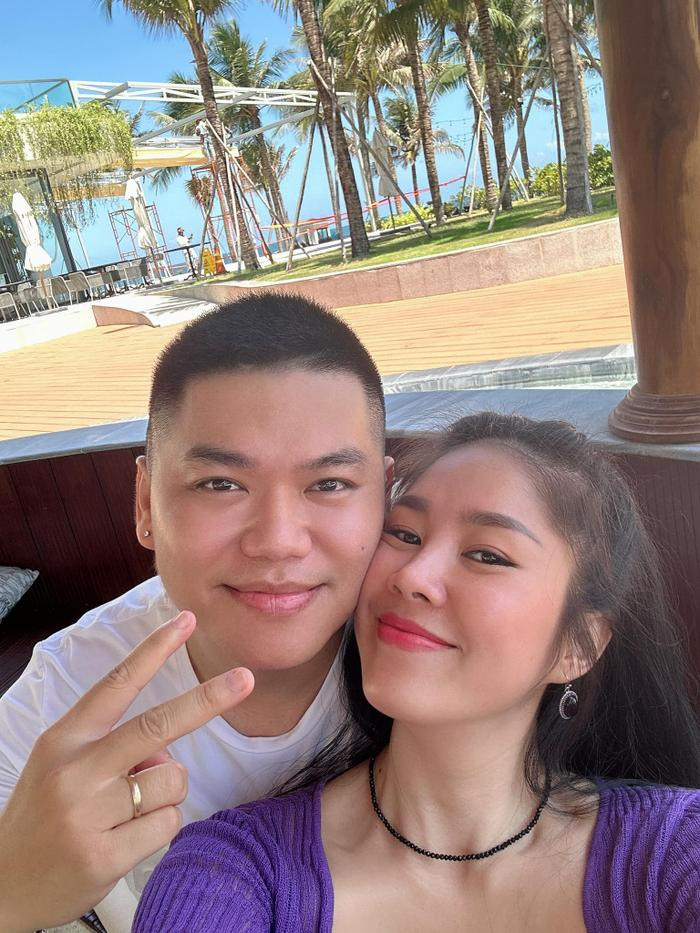 Lê Phương khoe loạt ảnh tình tứ cùng chồng trẻ trong chuyến du lịch trước kỳ nghỉ lễ dài ngày.  