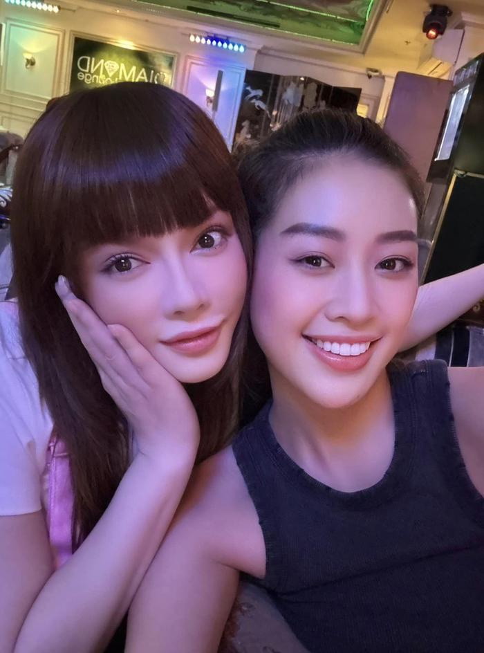 Mới đây nhất, Lý Nhã Kỳ đã bất ngờ thú nhận chuyện hẹn hò với một Hoa hậu đình đám Vbiz. Theo đó, danh tính nhân vật được Lý Nhã Kỳ khoe ảnh hẹn hò chính là Hoa hậu Khánh Vân. Cô viết: 