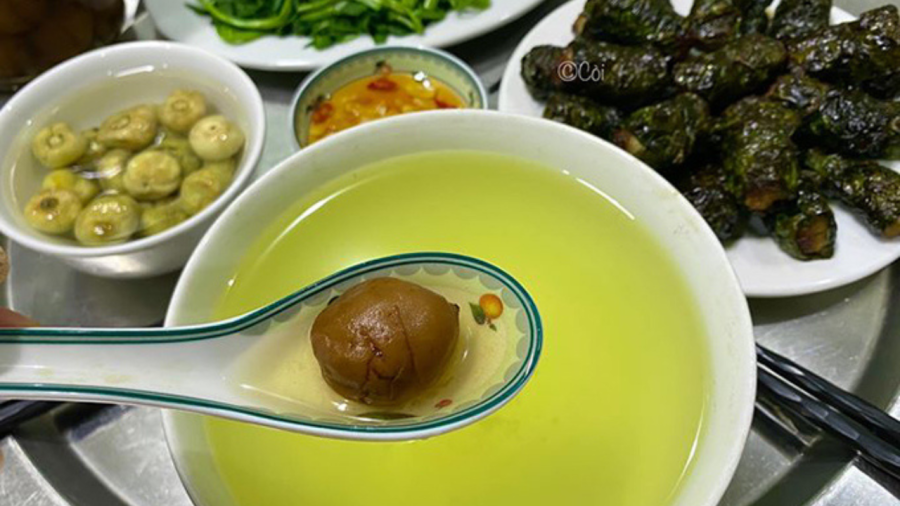 Nước rau muống  luộc nên vắt chanh hay dầm sấu sẽ ngon hơn?