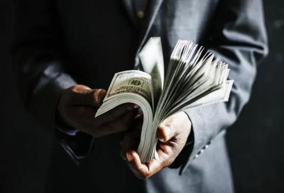 hững người đàn ông quá kiệm cứng có thể làm cho vợ con cảm thấy khó chịu và không thoải mái.