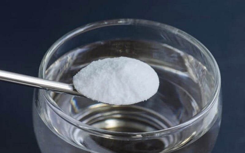 Dùng nước muối pha nước chanh ngâm tay khi bị ngữa