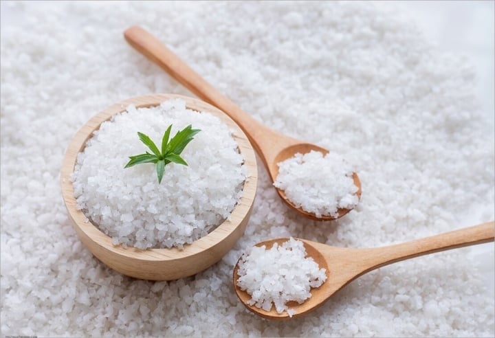 Tẩy da chết: Massage da với muối biển và nước sẽ giúp loại bỏ tế bào chết và cải thiện lưu thông máu, làm cho da trở nên mềm mại và sáng bóng.    