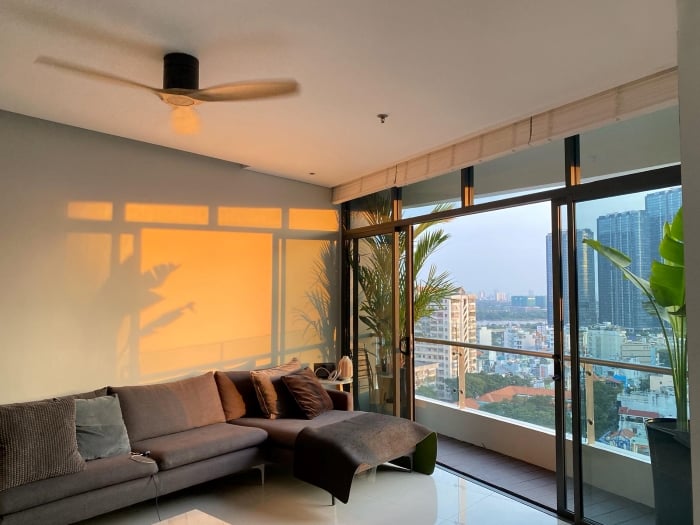 Theo quan niệm của cha ông ta, hướng Tây là hướng xấu, không mấy tốt lành...