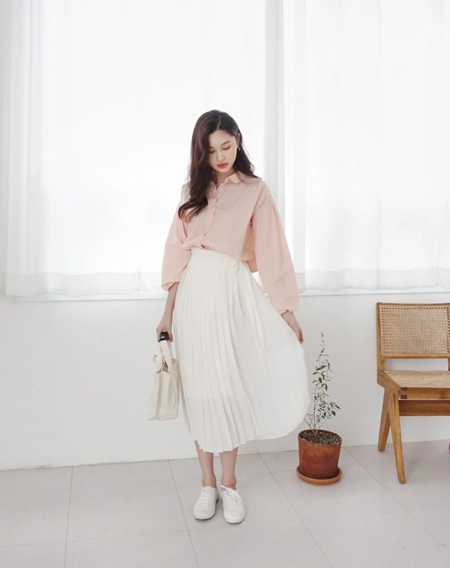 Phối hợp áo sơ mi cùng chân váy suông, phái đẹp sẽ sở hữu set đồ công sở vừa thanh lịch vừa phù hợp