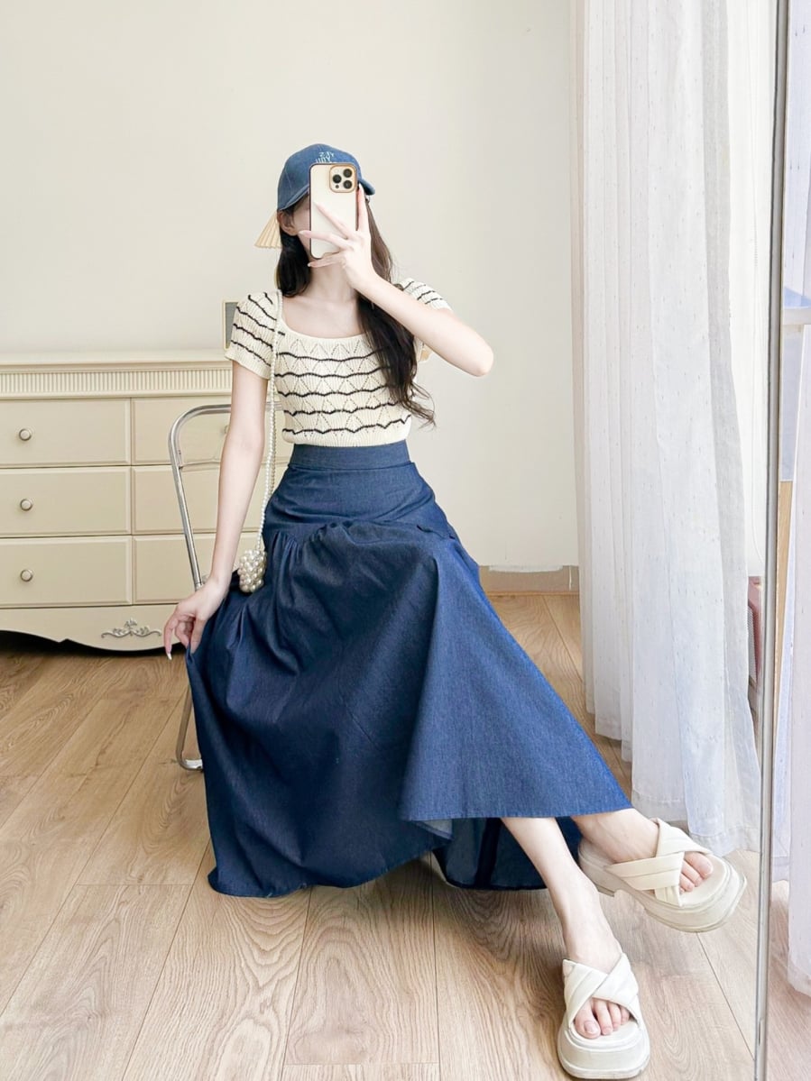 Áo dệt kim tiếp tục là một trong những item hot trên sàn diễn thời trang với khả năng làm tươi trẻ diện mạo
