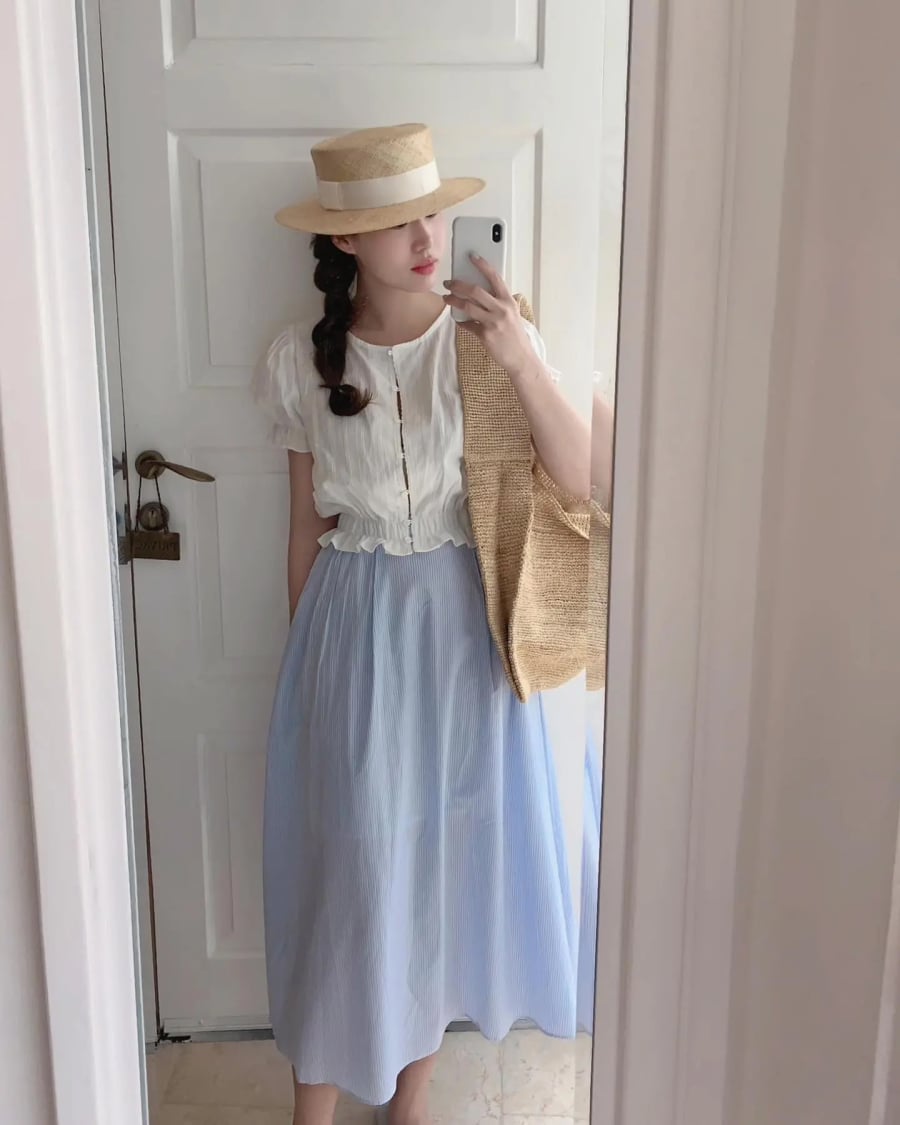 Áo blouse kết hợp với chân váy suông là sự lựa chọn tuyệt vời cho set đồ này