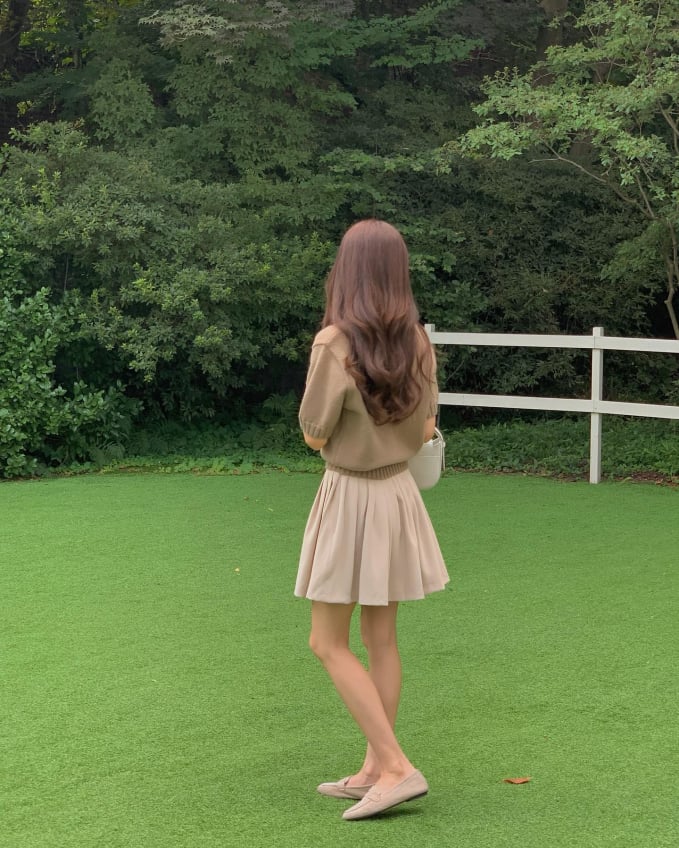 Chị em nên tham khảo bao gồm giày búp bê, giày loafer, sandal hoặc giày slingback.