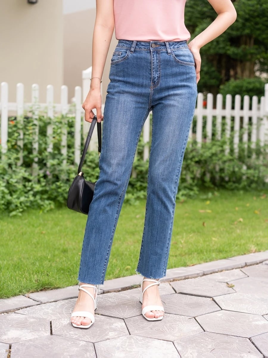 Phối hợp sandal cùng quần jean ống thẳng bạn sẽ sở hữu set đồ vô cùng thanh lịch và tràn đầy sức sống