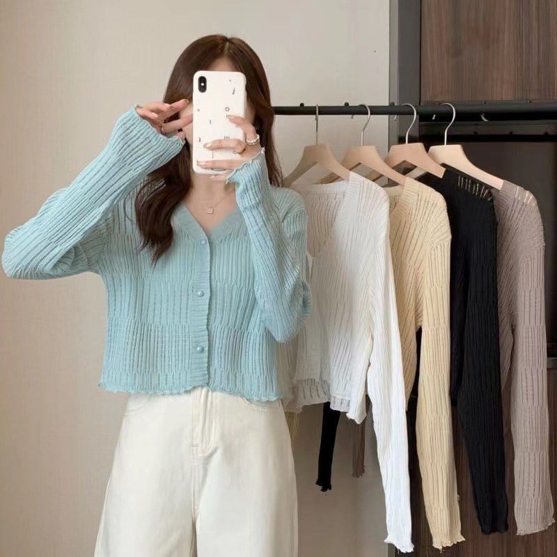 Bạn có thể mặc cardigan trực tiếp bên ngoài áo thun hoặc áo tank top để tạo nên phong cách thoải mái, ưng mắt.