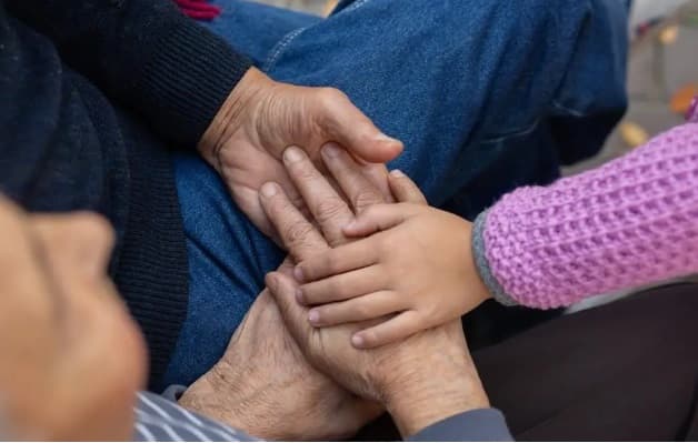 Theo năm tháng, khi mối quan hệ xã hội của dì ngày càng mở rộng, nhiều bạn bè sẵn sàng giúp đỡ dì bất kể khó khăn gì trong Shbet16 chơi game trực tuyến. (ảnh minh họa)