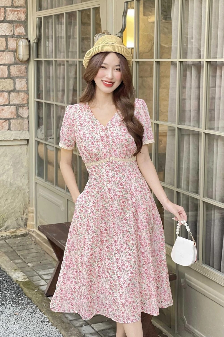 Chiếc váy in họa tiết hoa là một trong những item không thể thiếu cho mọi tủ đồ mùa hè