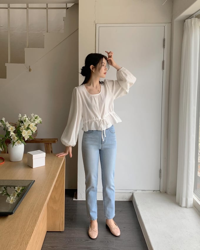 Quần jeans ống đứng còn giúp tôn dáng hiệu quả, đặc biệt là khi chị em chọn thiết kế dài trên mắt cá chân, tổng thể cũng thêm phần cao ráo. 