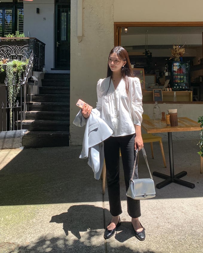 Các nàng có thể mix cùng áo blouse trắng, áo sơ mi thanh lịch để tạo nên bộ Shbet999 com đăng nhập tinh tế, sang xịn mịn
