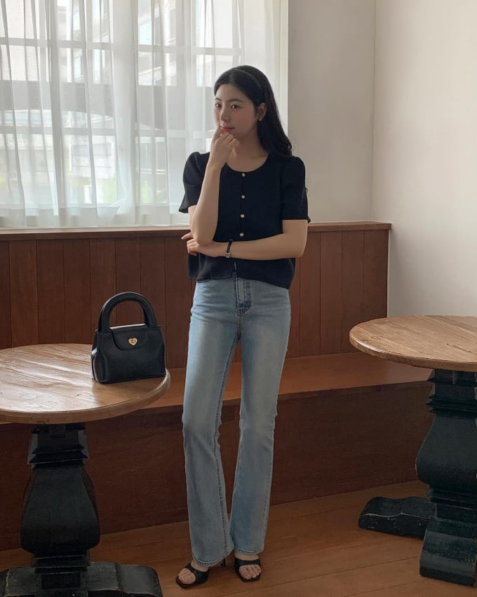 Để phong cách, chị em hãy diện quần jeans ống vẩy cùng áo len cộc tay, áo thun đơn giản, áo sơ mi màu trung tính…