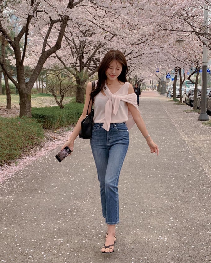 Nàng sở hữu chiều cao khiêm tốn nên bổ sung quần skinny jeans cho tủ đồ để tạo nên các bộ Shbet999 com đăng nhập tôn dáng tối ưu.