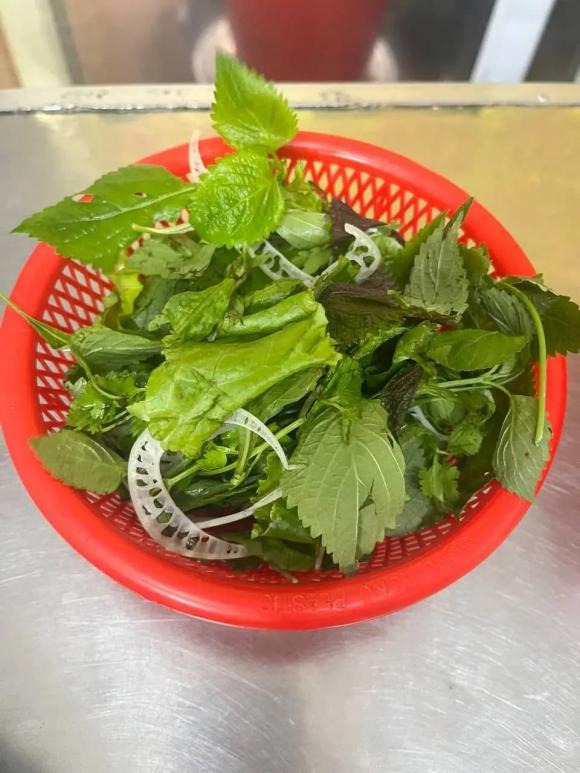 Tuy nhiên, rau sống cũng mang theo nhiều nguy cơ về ngộ độc thực phẩm và nhiễm khuẩn. 