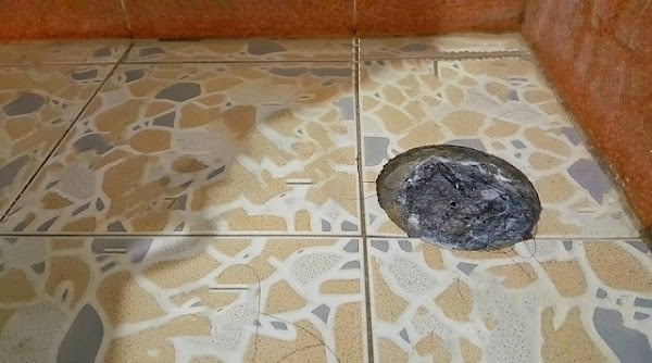 Trong quá trình sử dụng phòng tắm, tóc rơi và bị cuốn vào ống thoát nước là điều không tránh khỏi.