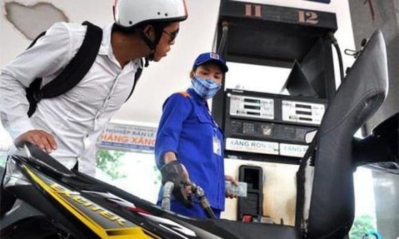 Bạn cũng không nên đổ xăng khi xe bồn đang bơm xăng vào bồn chứa của cây xăng.