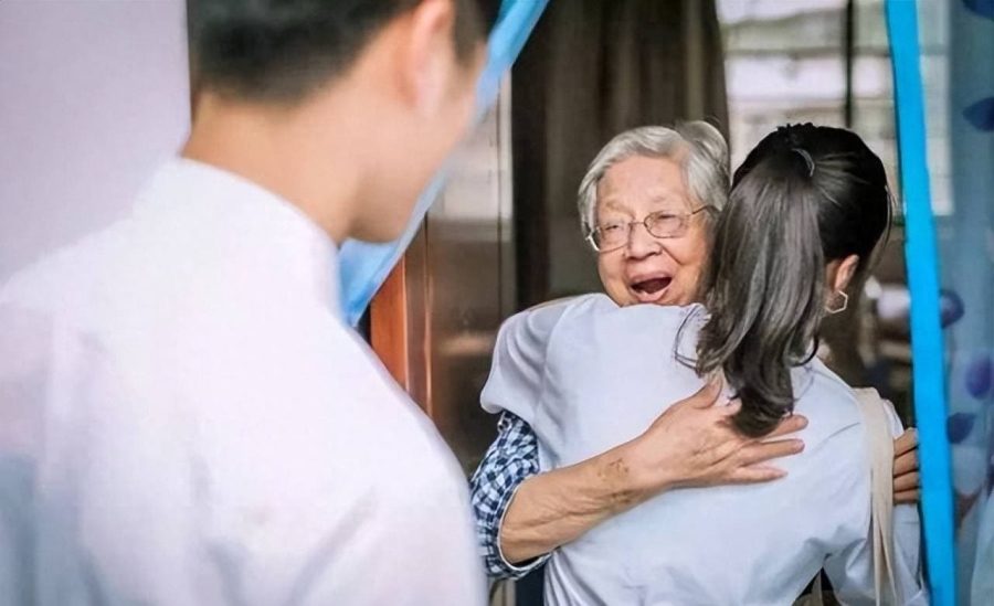 Khi về già với sự giúp đỡ của người khác, bạn có thể tạo ra ảo ảnh về vẻ đẹp, nhưng cuối cùng nó sẽ bị lột vỏ và lộ ra nguyên hình.  (ảnh minh họa)