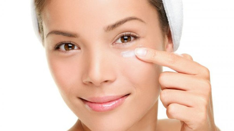 Sử dụng một công cụ gua sha làm bằng ngọc bích, thạch anh hồng hoặc một loại đá có cạnh nhẵn khác và dầu dưỡng da mặt hoặc huyết thanh mà bạn chọn. 