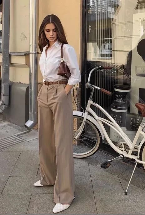 Phụ nữ làm việc văn phòng luôn có một bí quyết mặc đẹp không bao giờ lỗi mốt: áo sơ mi kết hợp với quần ống suông