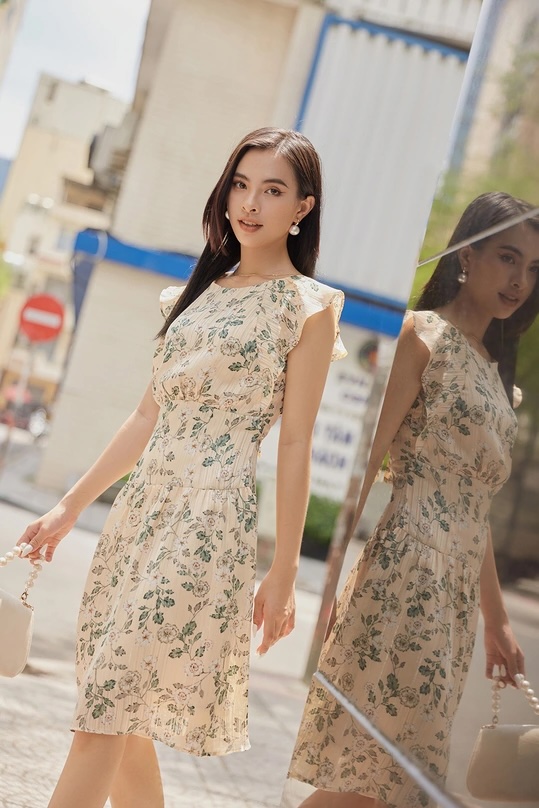 Các quý cô nên ưu tiên những mẫu váy hoa có đường chiết eo thanh lịch hoặc tay phồng duyên dáng để khoe đường cong nữ tính
