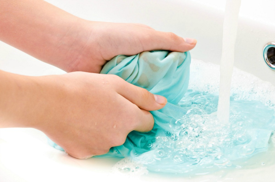 Khi giặt quần áo mới mua, bạn không nên sử dụng bột giặt mà chỉ cần dùng nước là đủ.