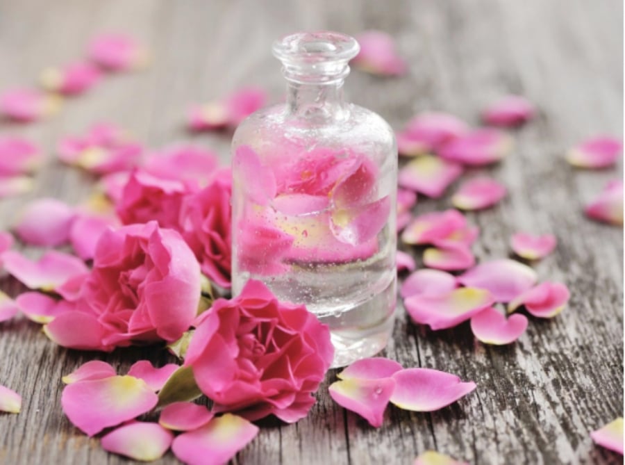 Nước hoa hồng đã được chiết xuất vào lọ