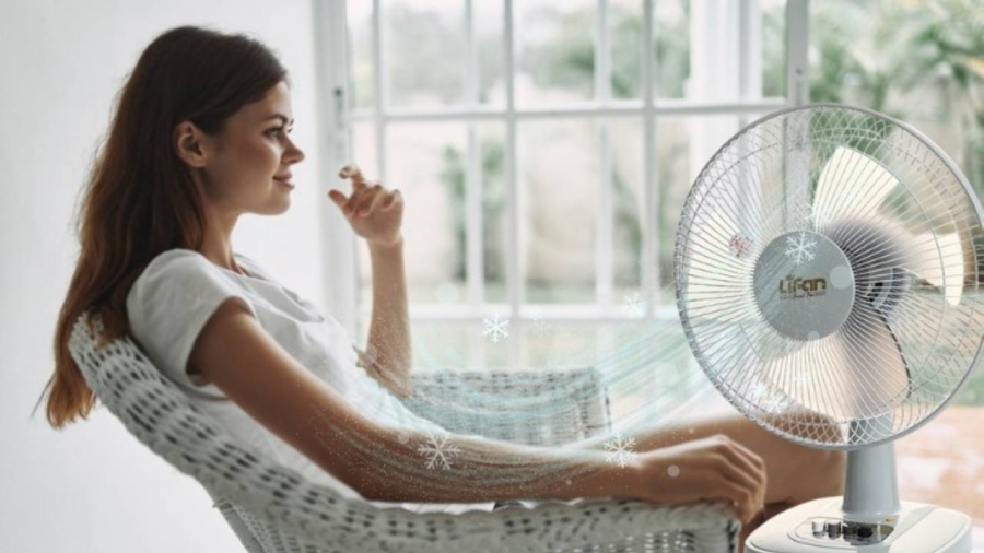 Nếu bạn sử dụng máy lạnh, hãy sử dụng quạt để phân phối không khí lạnh một cách đồng đều trong phòng