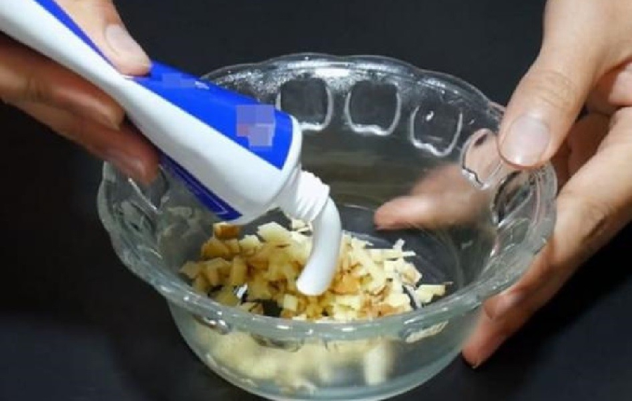 Tạo hỗn hợp kem đánh răng và gừng