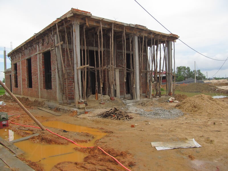 Để xây dựng nhà ở trên đất nông nghiệp, trước hết phải thực hiện thủ tục chuyển mục đích sử dụng từ đất nông nghiệp sang đất phi nông nghiệp. 